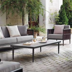 Set de aluminio y fibra sintética en color nogal con cojines con sofá, sillones y mesa de centro modelo delta