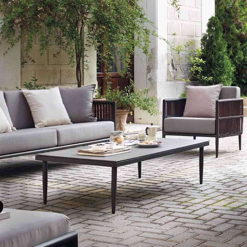 Set de aluminio y fibra sintética en color nogal con cojines con sofá, sillones y mesa de centro modelo delta