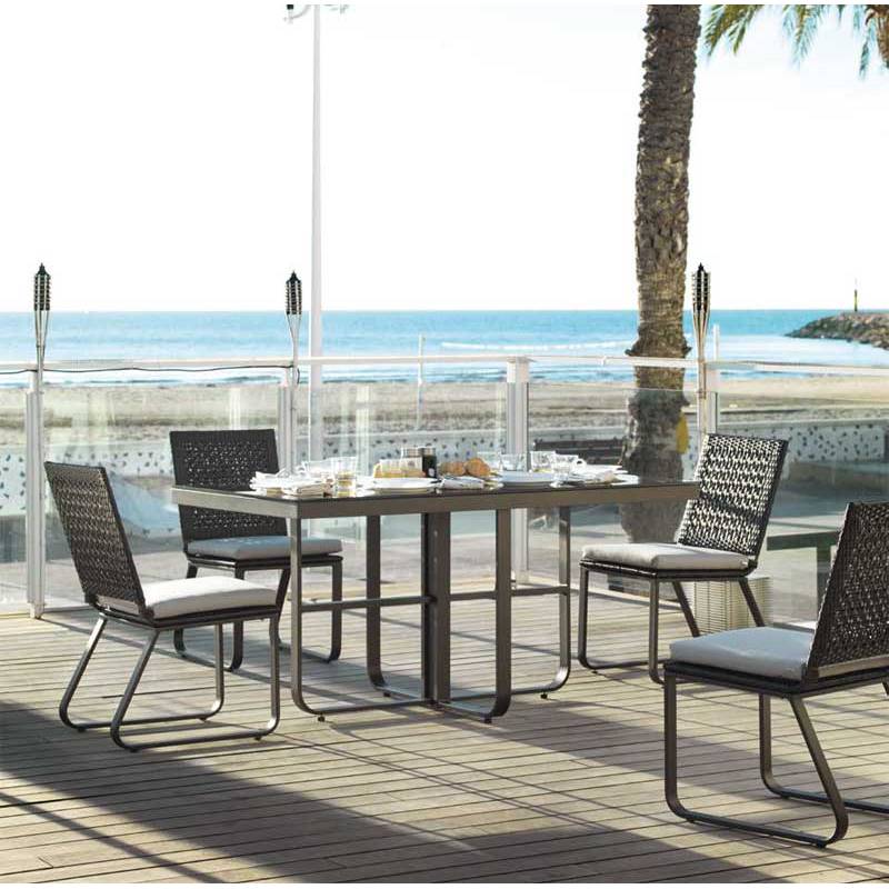 Conjunto Mesa de aluminio en color nogal con cristal liso negro y 4 sillas modelo star