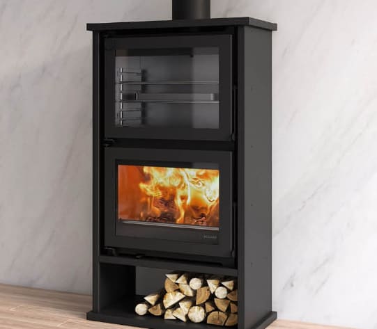 Estufa de leña con ventilador M 12F ECO de 8 kW de potencia.